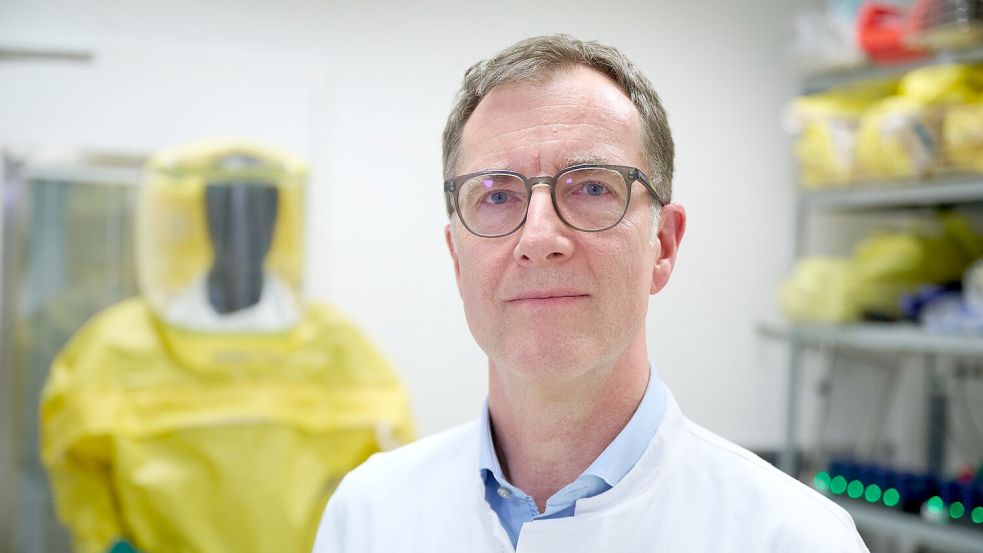 Der Tropenmediziner Torsten Feldt ist in Düsseldorf für die Sonderisolierstation zuständig. (Archivbild) Foto: Bernd Thissen