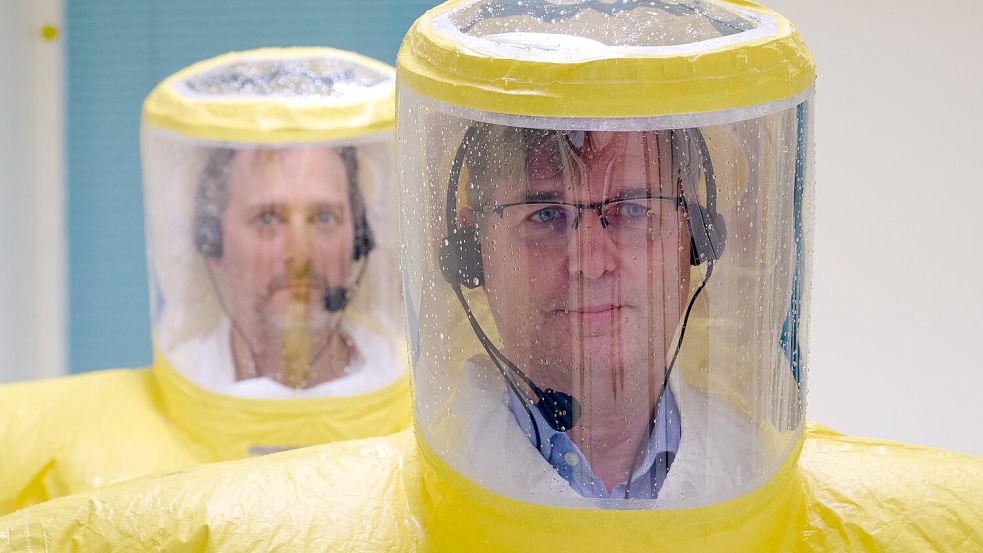 Die Arbeit in den Anzügen ist körperlich sehr anstrengend. (Archivbild) Foto: Bernd Thissen