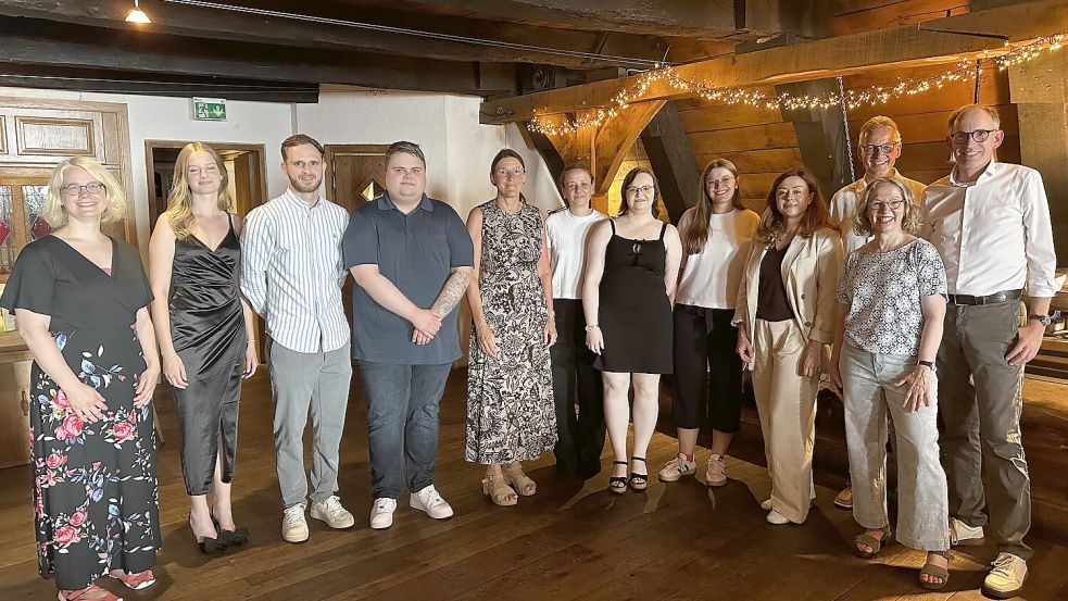 Im Rahmen der Lossprechungen ehrte die BBS Schölerberg in Osnabrück auch die Jahrgangsbesten der Steuerfachangestellten: Mareike Clausmeyer (Lehrerin), Melina Fritz, Dieter Töws, Jan-Ole Behnke, Lehrerin Heide Von der Born, Lena Meer, Xenia Schwab, Anne-Kathrin Weiß, Tetiana Kymachynska, Christine Vetter (Lehrerin), Schulleiter der BBS am Schölerberg Jochen Pabst und Steuerberater Markus Wulftange (v. l. n. r.). Foto: BBS Schölerberg