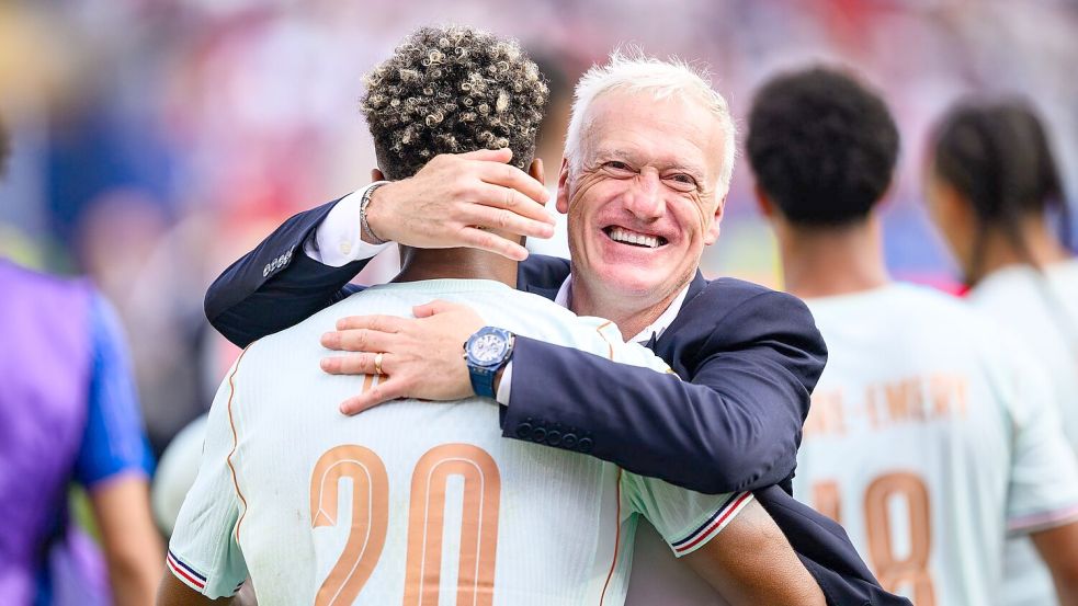 Deschamps herzt Désiré Doué nach dem Halbfinal-Einzug. (Archivbild) Foto: Tom Weller