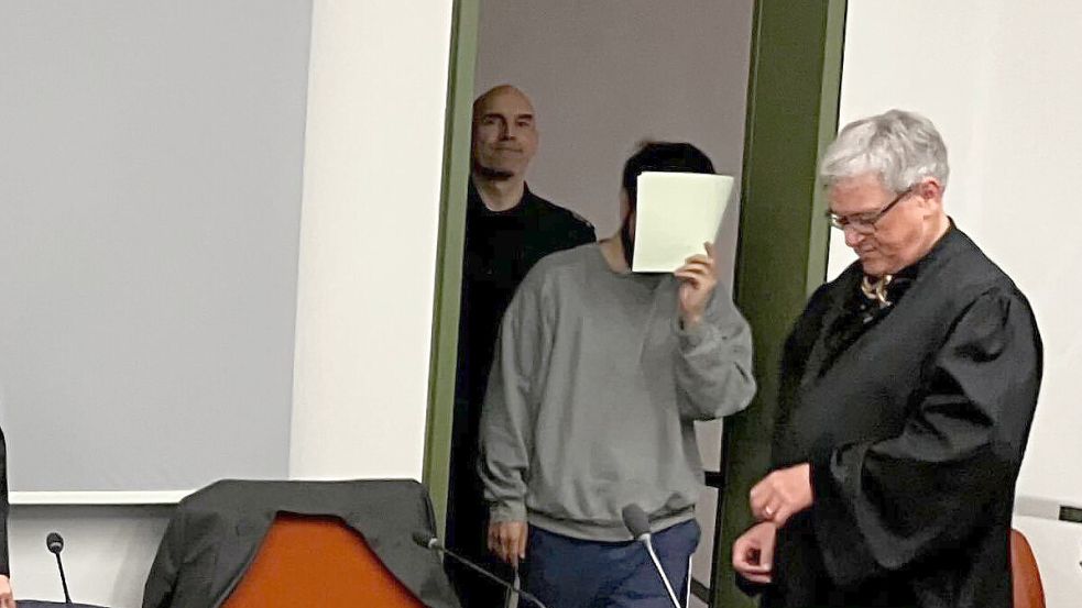 Die beiden Angeklagten (hier zu sehen: der Angeklagte, Mitte) sollen als Teil der Terrororganisation Islamischer Staat (IS) agiert haben. Foto: dpa/Britta Schultejans