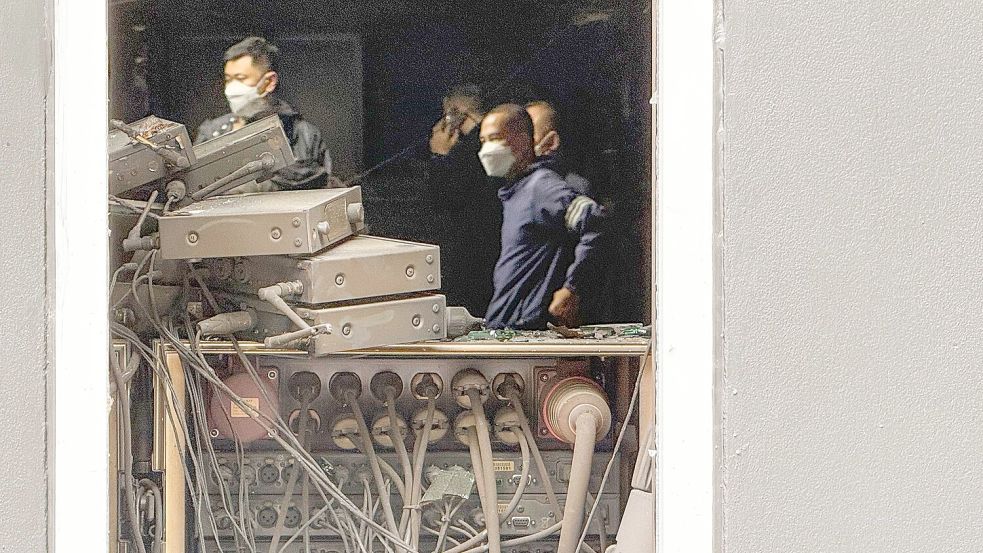 Die Ermittler schützten sich mit Masken vor dem beißenden Gestank. Foto: Carola Frentzen
