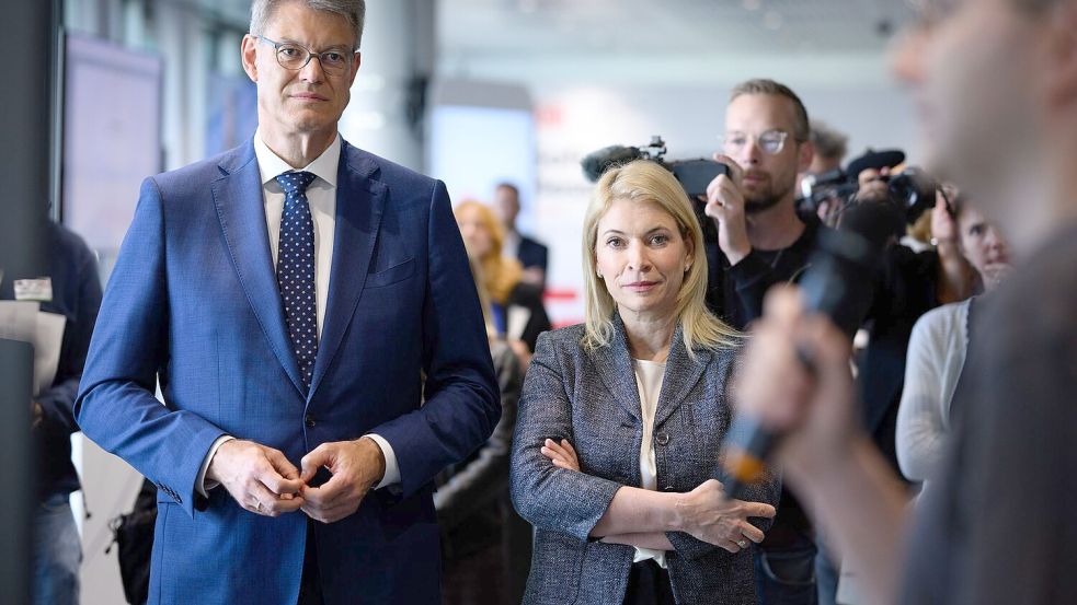Bahnchefin Evelyn Palla und Verkehrsminister Patrick Schnieder haben das Konzept der Generalsanierungen von ihren Vorgängern übernommen. Zuletzt kündigten sie an, dass das Konzept auf den Prüfstand gestellt wird. Komplett verwerfen wollen sie es nicht. (Archivbild) Foto: Bernd von Jutrczenka