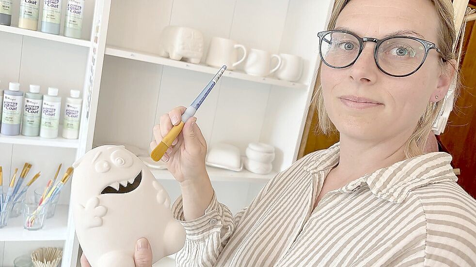 Mit ihrer Kreativwerkstatt hat sich Monique Pehle einen Traum erfüllt. In Leer ist ihr Geschäft nun ans Nesseufer gezogen. Dafür ist der Laden "Kleines Glück" in Rhauderfehn jetzt in der Sommerpause. Archivfoto: Janßen