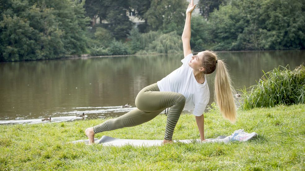 Yoga im Freien: Bei vielen Terminen in der Region ist keine Anmeldung nötig. Foto: Christin Klose