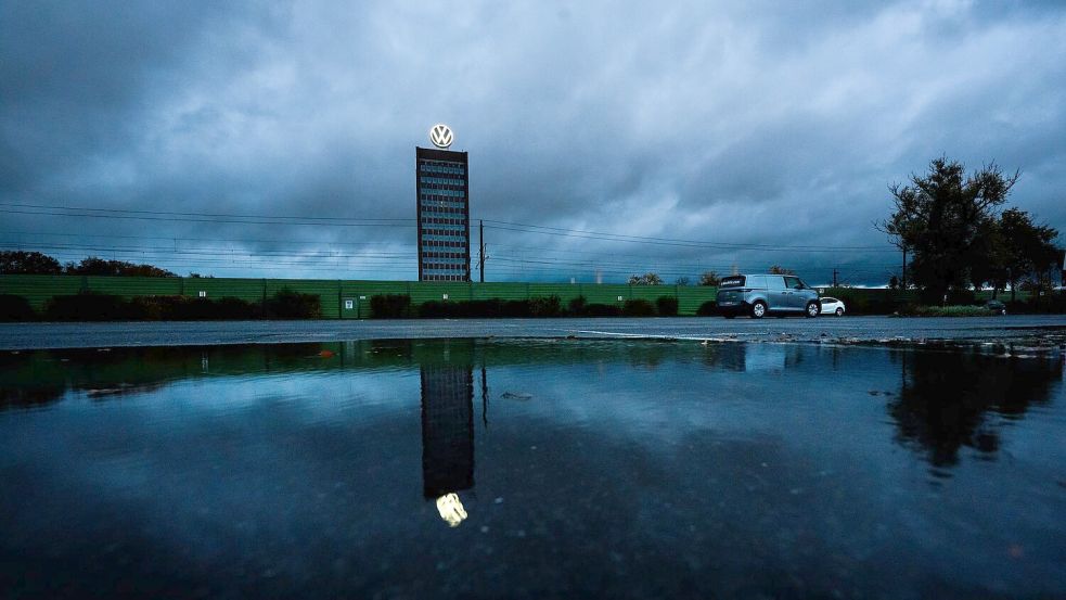 Bis zu 50.000 Jobs könnten bei VW bedroht sein. (Archivbild) Foto: Julian Stratenschulte