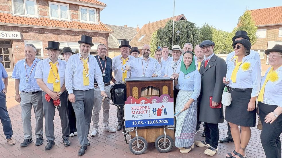 Landrat Johann Wimberg (an der Orgel) empfing die Stoppelmarktkommission zusammen mit Bürgermeister Heiner Kreßmann in Essen (Oldenburg). Foto: Blümel/Landkreis Cloppenburg