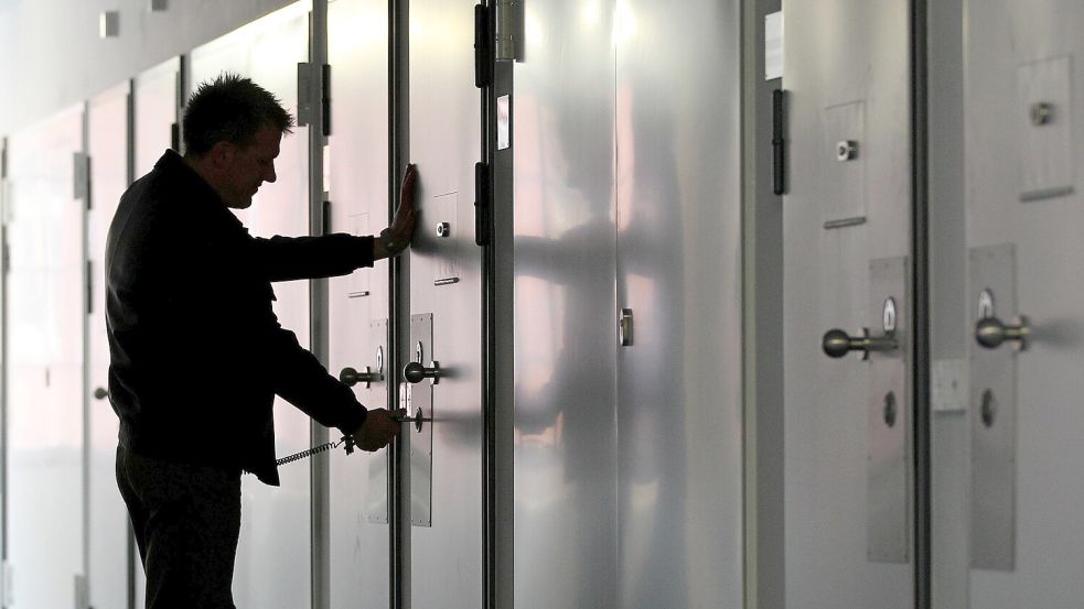 Wer in Deutschland zu Unrecht im Gefängnis sitzt, soll künftig besser entschädigt werden. Dem Deutschen Anwaltverein reicht das nicht. Foto: dpa/Jan Woitas
