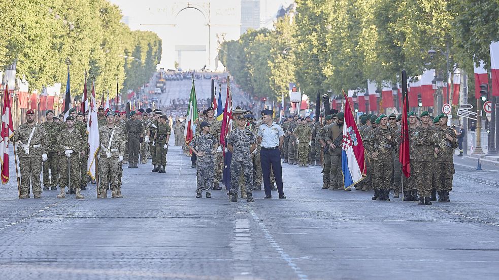 So sah die Generalprobe auf der Champs-Élysées aus. 6800 Teilnehmer dürften für imposante Bilder sorgen: ganz im Sinne von Frankreichs Präsident Emmanuel Macron. Foto: IMAGO/ABACAPRESS