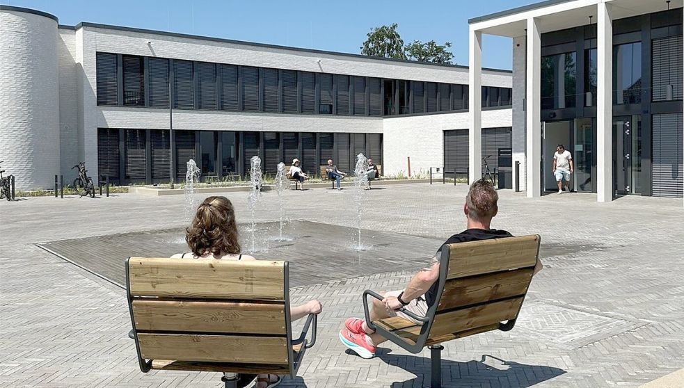 Der Barßeler Wochenmarkt findet ab sofort auf dem neugestalteten Platz vor dem Rat- und Bürgerhaus statt. Zum Neustart haben sich zwölf Händler angesagt. Diesen Donnerstag, 16. Juli 2026, geht es los. Foto: Gemeinde Barßel