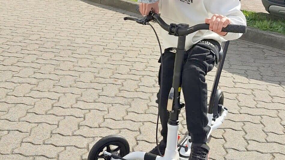 Ein spezieller Roller ermöglicht es Jannis, selbstständiger zu werden. Foto: privat