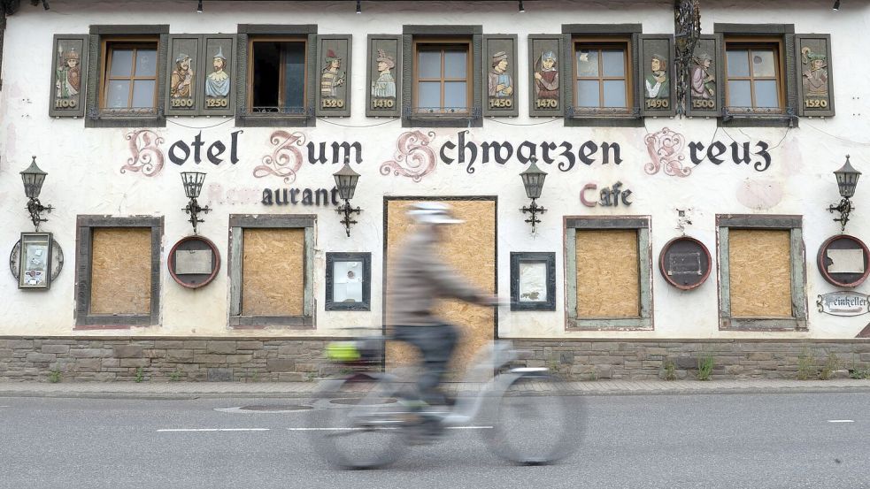 Nach der verheerenden Flutkatastrophe im Ahrtal im Juli 2021 sind in vielen Ortschaften noch immer Wiederaufbauarbeiten im Gange. (Archivbild) Foto: Boris Roessler