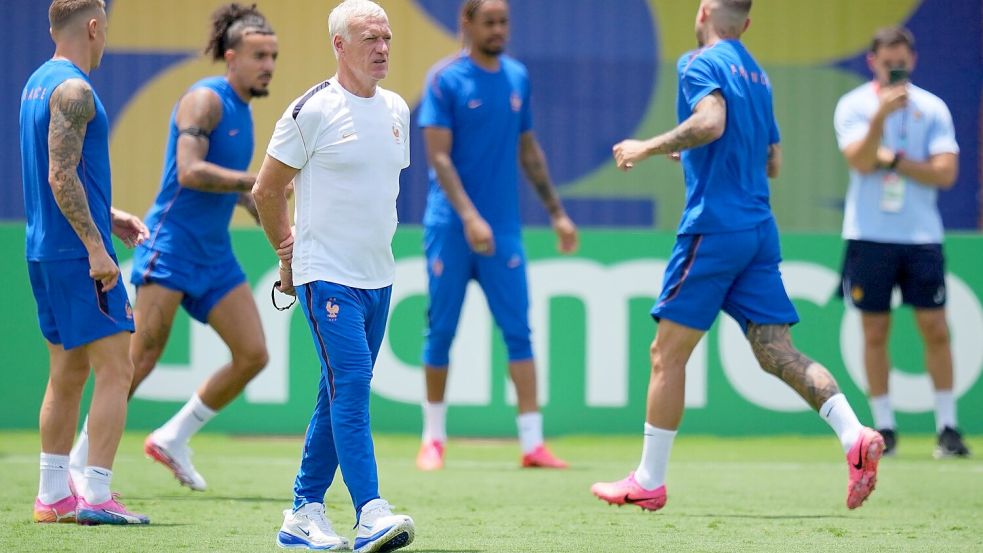 Didier Deschamps sieht Spanien als Favoriten für das Duell im Halbfinale. Foto: Julio Cortez