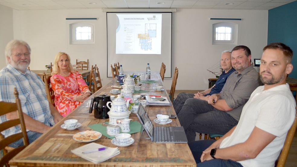 Hoffen und warten gespannt auf die Förderzusage: Hinrich Heselmeyer (von links), Jutta Kramer und Jan Müller vom Vorstand des Heimatvereines Overledingerland, Museumsleiter Marcus Neumann und Ralf Hillmer von der Gemeinde Rhauderfehn. Foto: Astrid Fertig