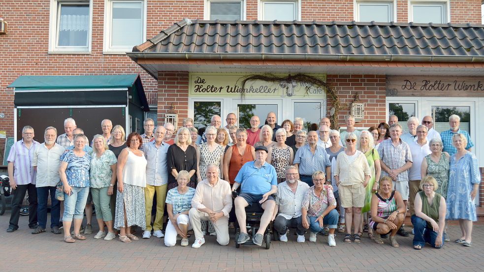 54 ehemalige Schüler- und Schülerinnen trafen sich in Holte wieder. Foto: Marlies Mammen