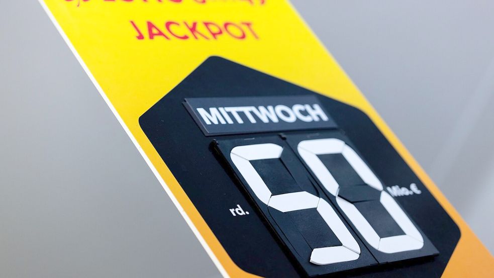 Plakate in den Lotto-Annahmestellen weisen seit über sieben Wochen auf den mit 50 Millionen Euro gefüllten Jackpot hin. (Archivbild) Foto: Rolf Vennenbernd
