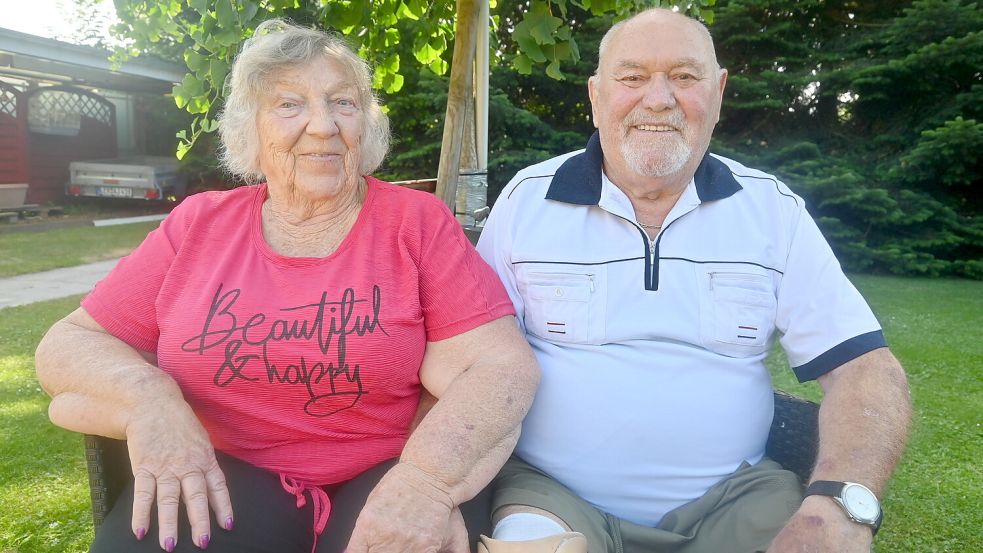 Christel und Karl-Heinz Stenzel aus Flachsmeer sind seit 1961 verheiratet. An diesem Mittwoch feiert das Paar seine Eiserne Hochzeit. Foto: Holger Weers