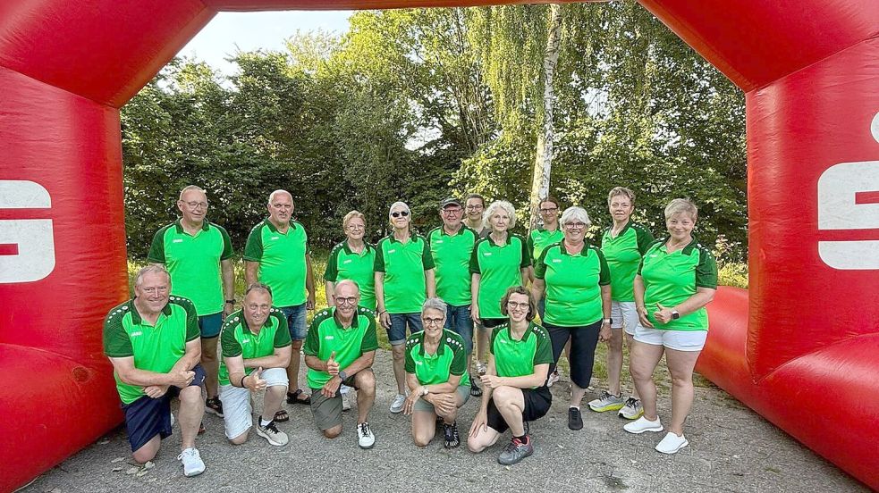 Der Lauftreff des Schützenvereins Gut Schuß Folmhusen mit seinen Aktiven beim Bottermarktlauf in Ihrhove. Die Läuferinnen und Läufer um Rolf Schneider (stehend, 2. von links) hatten diesen Lauf nach 30 Jahren Pause beim Bottermarkt 2026 erfolgreich wiederbelebt. Foto: privat