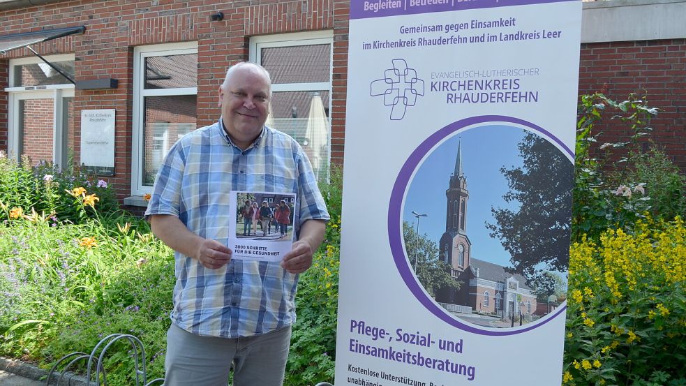 Frank Schüür, der für den Kirchenkreis Rhauderfehn Pflege-, Sozial- und Einsamkeitsberatung anbietet, etabliert dazu im Kreisgebiet das Programm 3000 Schritte. Auch in Flachsmeer gibt es das Angebot seit März. Kommenden Dienstag, 14. Juli, findet die nächste Tour statt. Foto: Astrid Fertig