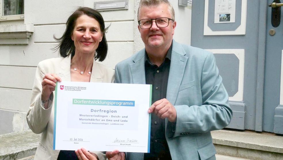 Ministerin Miriam Staudte über Bürgermeister Theo Douwes den offiziellen Bewilligungsbescheid für Westoverledingen. Foto: Gemeinde Westoverledingen