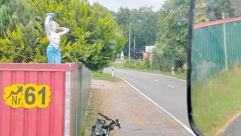 Ein Blick aus der Fahrerkabine von Christian Ammermann vom Leda-Jümme-Weg in Richtung Dorfstraße. Foto: Christian Ammermann/Privat