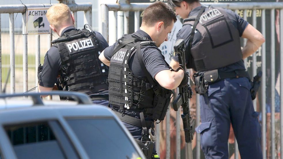 Mit einem Großaufgebot hatten die Einsatzkräfte erst den Pfleger gerettet und dann den entflohenen Tiger erschossen. (Archivbild) Foto: -/EHL Media/dpa