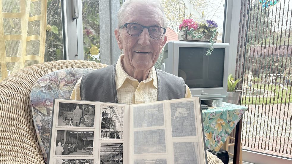 Johann Spekker zeigt Fotos aus seiner Zeit bei Volkswagen in Emden. Foto: Archiv/Henrik Zein