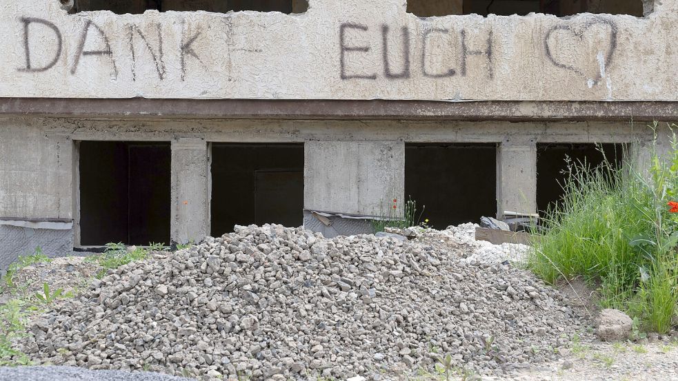 Schon verblasst ist der an die einstigen Helfer gerichtete Schriftzug „Danke Euch" an einer Flutruine in Dernau. Nach der verheerenden Flutkatastrophe im Ahrtal im Juli 2021 sind in vielen Ortschaften noch immer Wiederaufbauarbeiten im Gange. Foto: dpa/Boris Roessler
