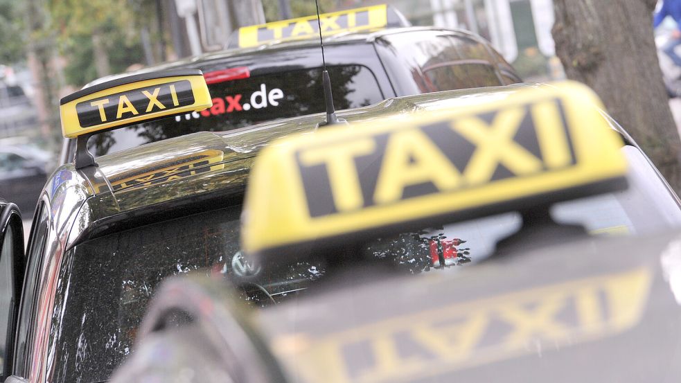 Für Taxifahrten müssen Fahrgäste im Landkreis Leer seit dem 1. Juli 2026 mehr Geld bezahlen. Foto: Klaus Ortgies/Archiv