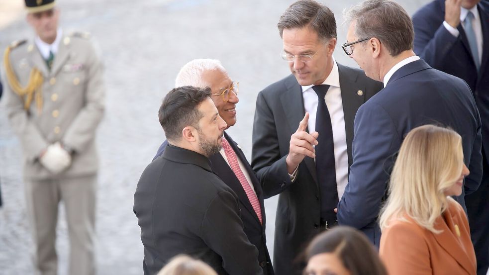 Dutzende Staats- und Regierungschefs saßen gemeinsam mit dem ukrainischen Präsidenten Wolodymyr Selenskyj auf der Ehrentribüne der Pariser Parade. Foto: Thomas Padilla