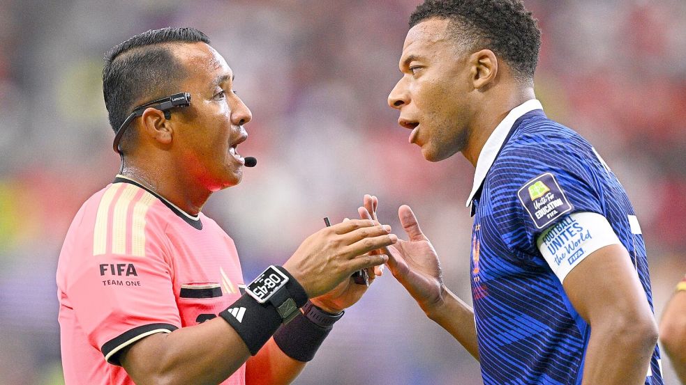 Den Frust der Franzosen um Kylian Mbappé bekam auch Schiedsrichter Iván Barton zu spüren. Foto: Tom Weller/dpa