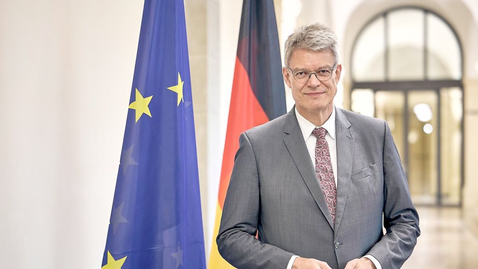 Bundesverkehrsminister Patrick Schnieder (CDU) hält mehr Wettbewerb im Fernverkehr grundsätzlich für eine gute Sache aus Sicht der Fahrgäste. (Archivbild) Foto: Michael Ukas