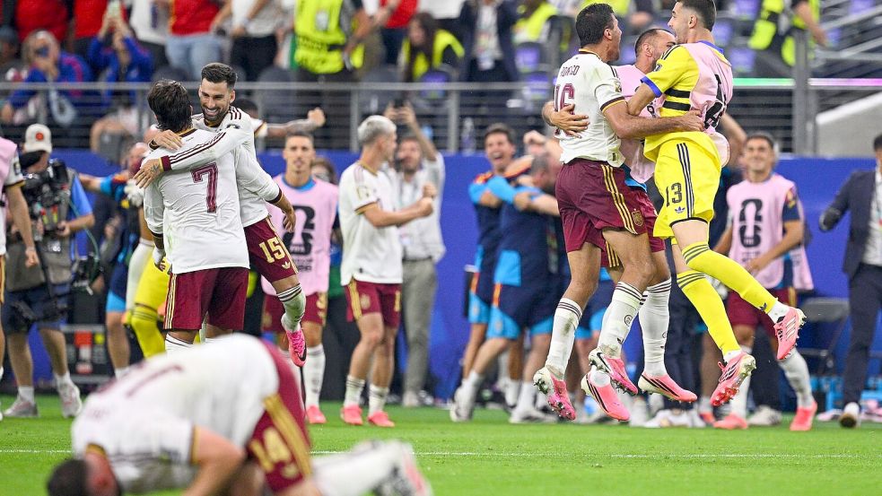 Spanien bejubelt den Finaleinzug Foto: Tom Weller/dpa
