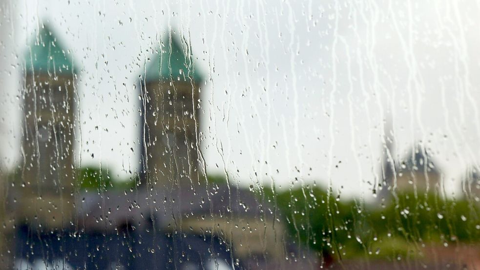 Regentropfen an einem Fenster in Osnabrück, im Hintergrund die Herz-Jesu-Kirche. Dieses Bild aus dem Mai 2021 hat sich in diesem Jahr seit einem Monat so gut wie gar nicht mehr geboten. Foto: Michael Gründel