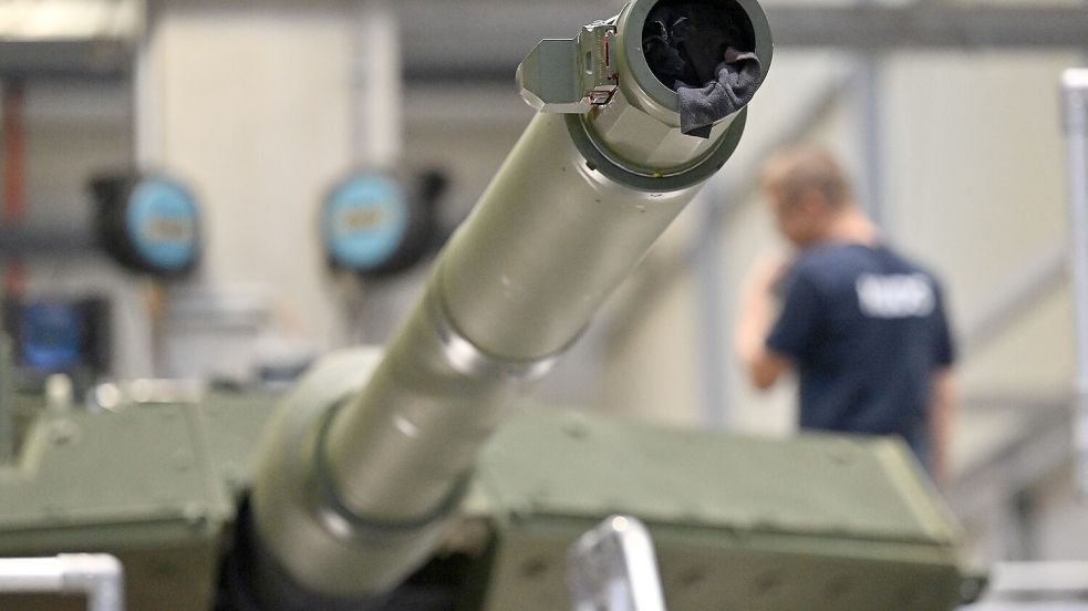 Wachstumsbranche Rüstung: Herstellung eines Leopard 2 beim Panzerbauer KNDS. Foto: dpa/Swen Pförtner