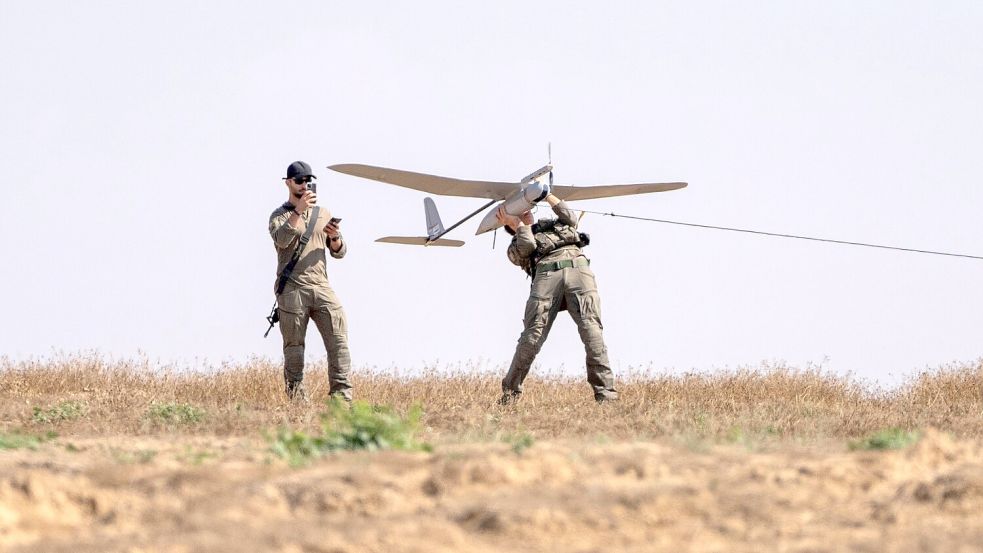 Wie irritierend das ständige Surren der Drohnen sein kann, hat der Leiter der Diakonie Katastrophenhilfe, Martin Keßler, im palästinensischen Gazastreifen erlebt. (Symbolbild) Foto: Ohad Zwigenberg/AP/dpa