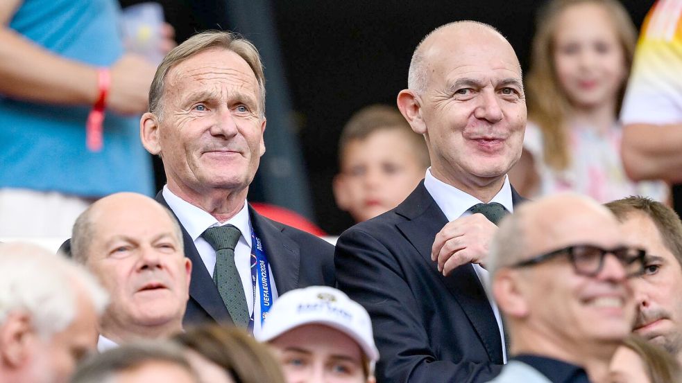 Neuendorf (r.) und Watzke (l.) sind die DFB-Verhandlungsführer bei der Bundestrainer-Suche. (Archivbild). Foto: Tom Weller