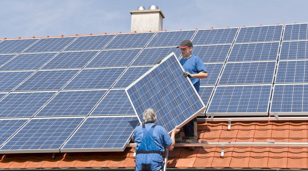 Wer sich im Kreis Leer eine Solaranlage auf das Dach seines Wohnhauses bauen lassen will, der steht vor der Frage: Darf ich das eigentlich? Foto: Marina Lohrbach/stock.adobe.com