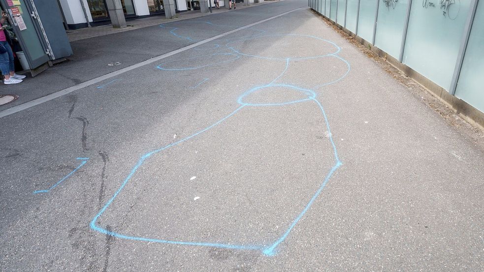 Am nächsten Tag waren noch einige Markierungen am Boden zu sehen. Foto: Andreas Arnold