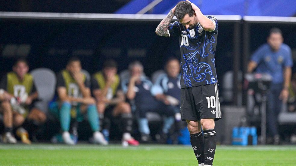 Lionel Messi ärgert sich nach dem Gegentreffer. Foto: Tom Weller/dpa