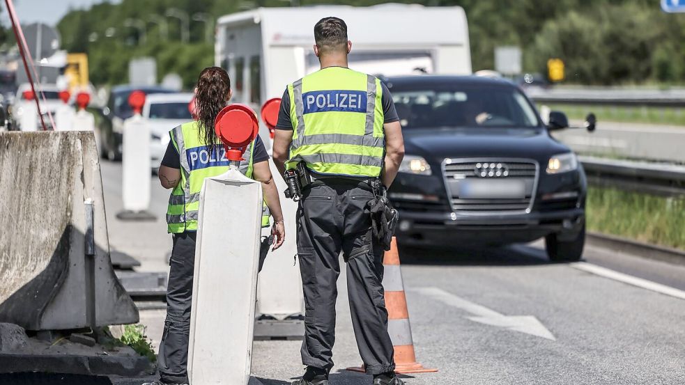 Seit fast zwei Jahren gibt es auf Anweisung der Bundesregierung trotz des Schengen-Vertrags wieder stationäre Grenzkontrollen, so wie hier an der A3 bei Elten an der Grenze zu den Niederlanden. (Symbolbild) Foto: Oliver Berg