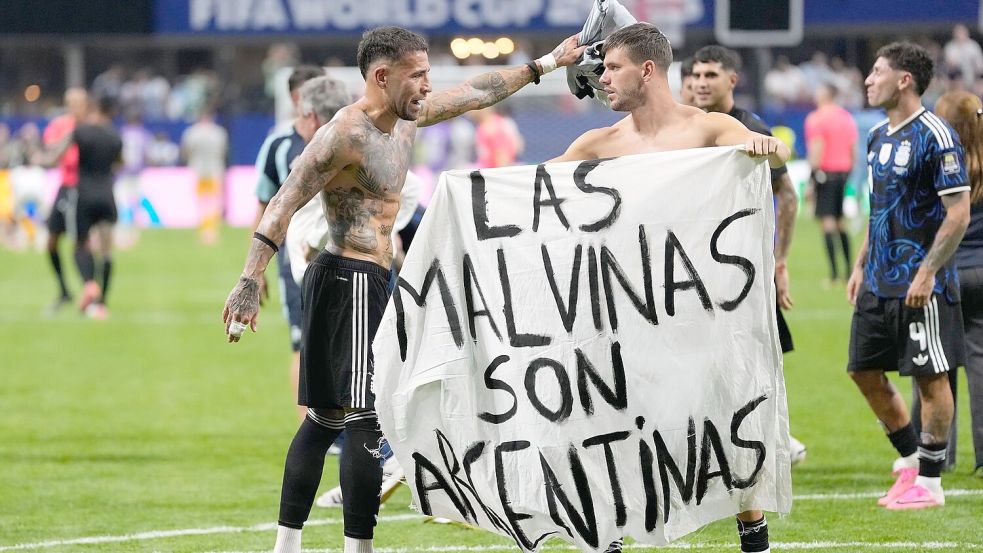 Giovani Lo Celso mit dem Falkland-Banner. Foto: Rebecca Blackwell