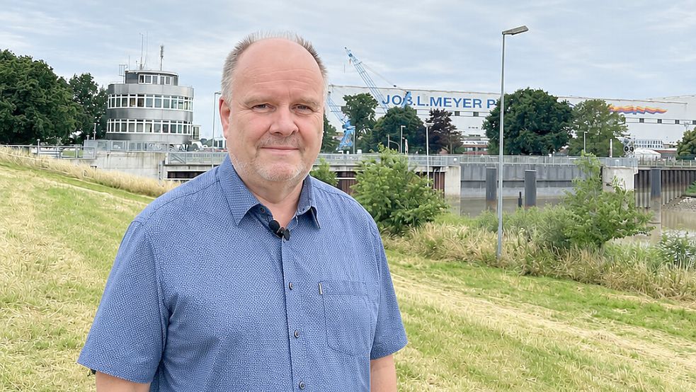 Die wieder gestärkte Wirtschaftskraft der nahegelegenen Papenburger Meyer Werft (im Hintergrund rechts) könnte nach Ansicht von Völlens Ortsbürgermeister Jan Uwe Kromminga (Foto) weitere Arbeitskräfte in die Region bringen. Foto: Privat