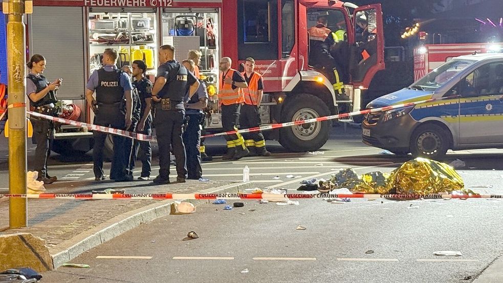 Bei einem schweren Unfall in Frankfurt am Main kamen vor einem Jahr 23 Jahre alte Zwillingsbrüder ums Leben, sie waren gemeinsam auf einem Scooter unterwegs, als ein Auto sie erfasste. (Archivbild) Foto: Mike Seeboth/dpa