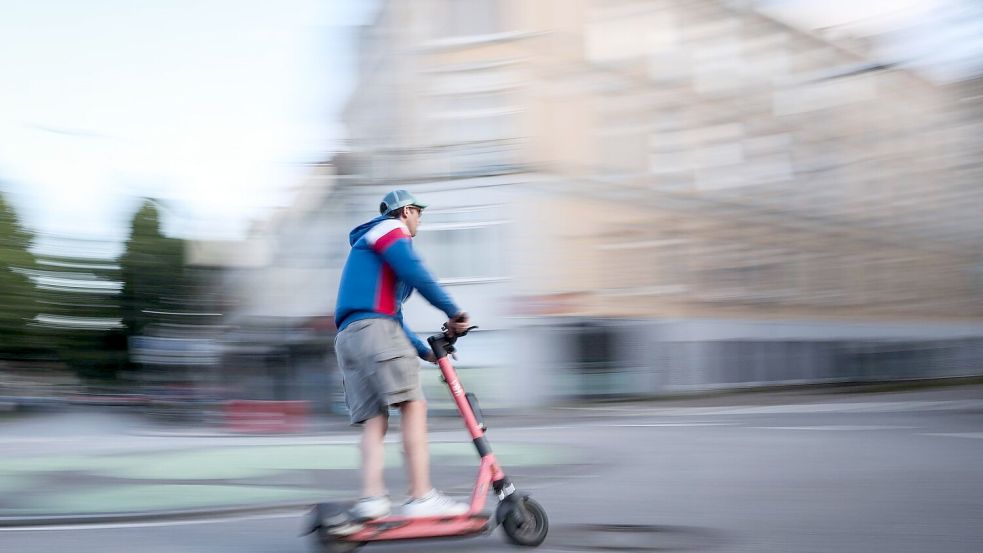Beim Fahren von E-Scootern werden häufig die Verkehrsregeln missachtet. (Symbolbild) Foto: Christian Charisius