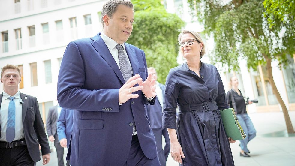 Finanzminister Lars Klingbeil und Justizministerin Stefanie Hubig (beide SPD) wollen die Straffreiheit durch Selbstanzeige einschränken. Foto: dpa/Michael Kappeler