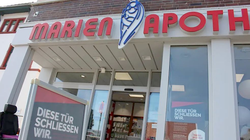 Schilder weisen bereits auf die bevorstehende Schließung hin: Die Marien-Apotheke am Hauptkanal in Papenburg ist letztmals am 21. August geöffnet. Foto: Martin Alberts