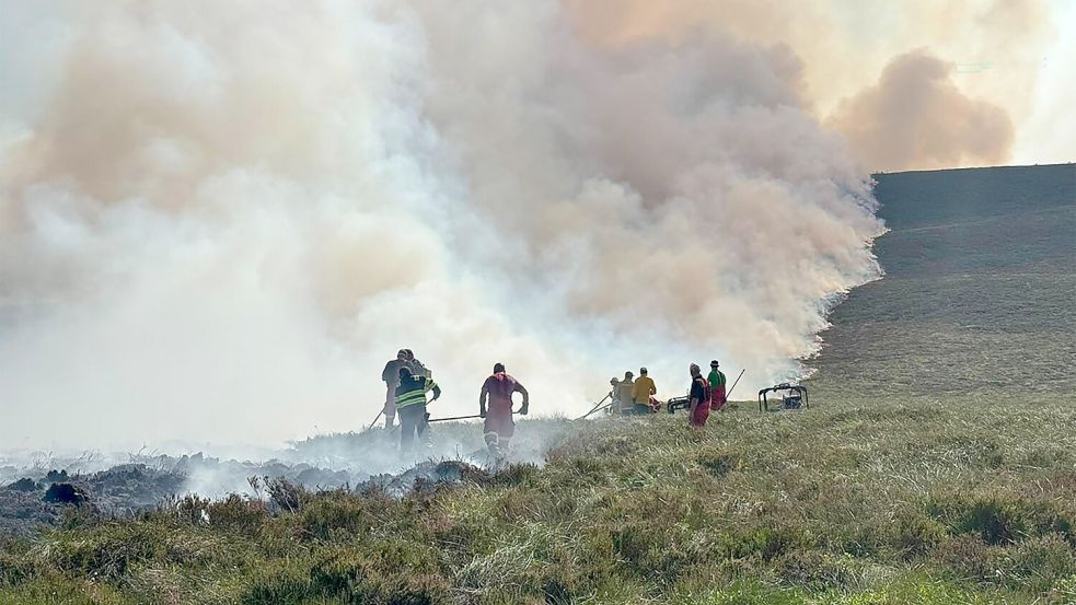 Gegen Flammen kämpfen Feuerwehrleute in Schottland. Foto: RSPB Scotland