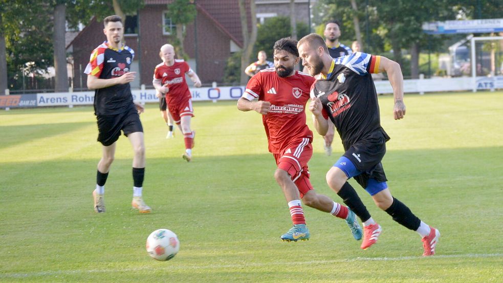 Daoud Jajan (rotes Trikot) brachte Westrhauderfehn gegen Steenfelde in Führung. Fotos: Holger Weers