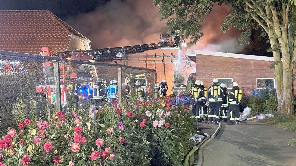 Durch ihr schnelles Eingreifen konnte die Feuerwehr ein Übergreifen der Flammen vom Schuppen auf das Wohnhaus und auf einen weiteren Schuppen verhindern. Foto: Carsten Ammermann